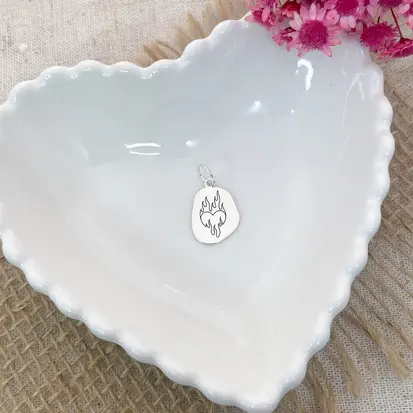 PINGENTE ORGÂNICO CORAÇÃO FOGO
